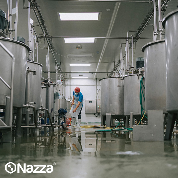 Instalación industrial con pavimento recubierto con pintura epoxi, un sistema de protección muy utilizado en fábricas y zonas de producción por su durabilidad, resistencia química y facilidad de mantenimiento.